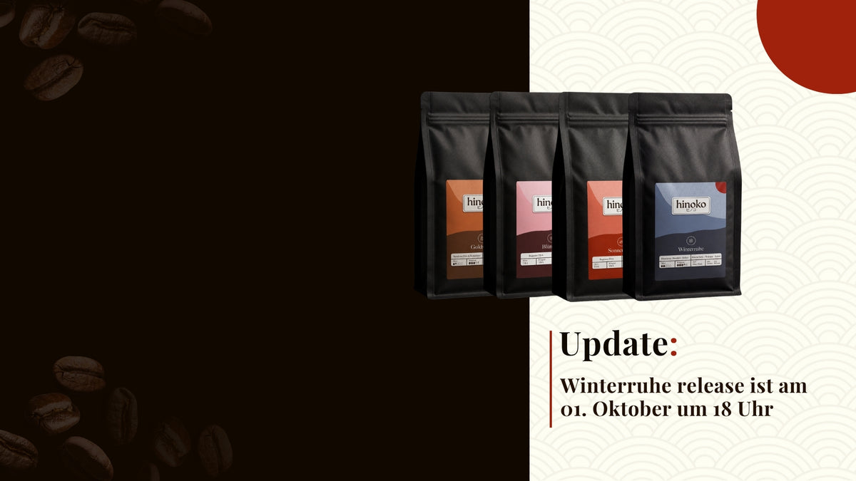 Vier hinoko® Kaffeebeutel vor japanischem Wellenmuster. Winterruhe erscheint am 01. Oktober um 18 Uhr.